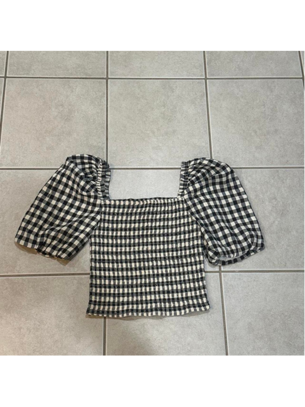 white and black gingham crop top with puffy sleeves #gingham #puffysleeves #stev